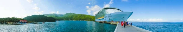 LABADEE, HAITI - 01 de maio de 2018: Royal Caribbean, Oasis of the Seas atracado em Labadee, Haiti, em 1 de maio de 2018 . — Fotografia de Stock