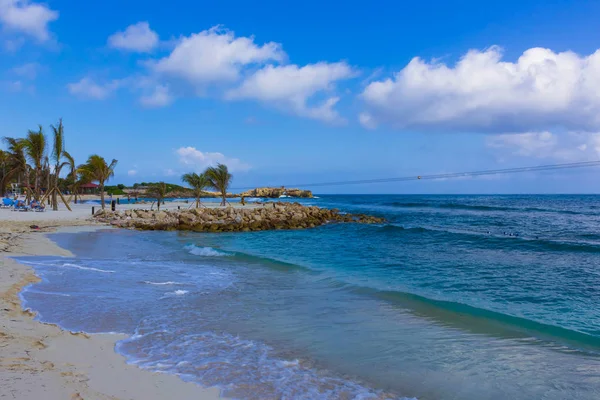 İnsanlar zevk gün plajda Haiti — Stok fotoğraf