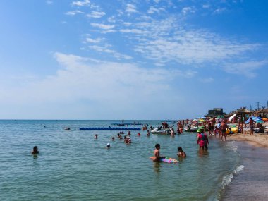 Berdyansk, Ukrayna 30 Haziran 2018: beach resort seasonon Azak Denizi'nin kıyısında. İnsanlar plajda güneşlenirken.