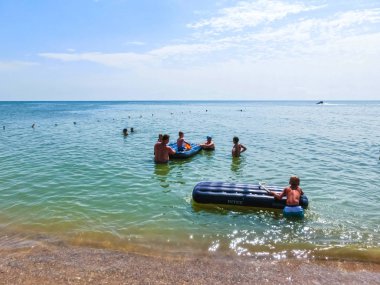 Berdyansk, Ukrayna 30 Haziran 2018: beach resort seasonon Azak Denizi'nin kıyısında. İnsanlar plajda güneşlenirken.