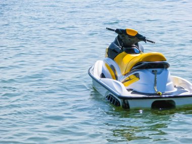 Su motosiklet açık güneşli mavi denizde. Deniz bisikleti denizin dalgaları üzerinde