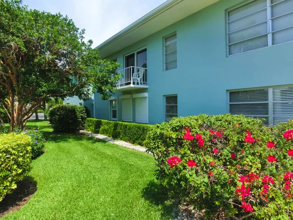 Nápoles, Estados Unidos - 8 de mayo de 2018: Exterior de un moderno edificio de dos pisos en Nápoles, Florida — Foto de Stock