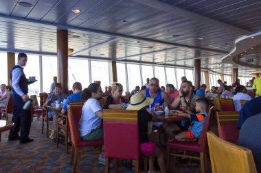 Cape Canaveral, Amerika Birleşik Devletleri - 29 Nisan 2018: Lüks yolcu gemisi Oasis Royal Caribbean tarafından Seas aboard insanlar yemek odası açık büfe. Seçici odak. Sebze yemekleri