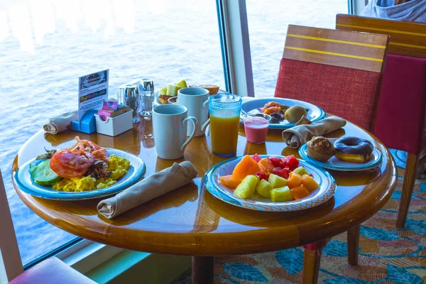 Cape Canaveral, ABD - 29 Nisan 2018: Kraliyet Karayipleri 'nin lüks yolcu gemisi Oasis of the Sea' deki Yemek Odası Büfesi 'nde bulaşık masası.