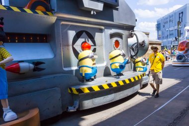 Orlando, Amerika Birleşik Devletleri - 8 Mayıs 2018: Tarih 8 Mayıs 2018 Universal Studio Park'ta sanatçılar ile geleneksel büyük geçit töreni, insanlar