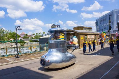 Orlando, Amerika Birleşik Devletleri - 8 Mayıs 2018: Universal Studio Park Tarih 8 Mayıs 2018 sanatçılar ile büyük geçit.