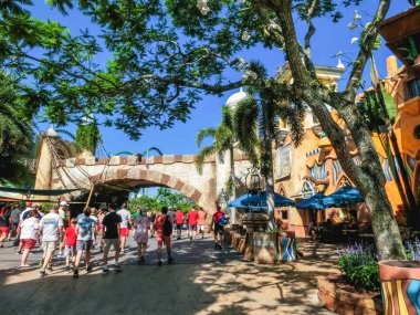Orlando, Florida, ABD - 10 Mayıs 2018: Macera Adası, Universal Studios Orlando, insanlar. Universal Studios Orlando bir tema parkı olduğunu