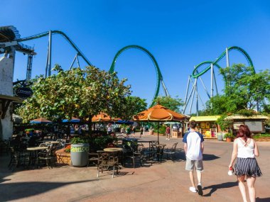 Orlando, Florida, ABD - 10 Mayıs 2018: Universal Stüdyoları Orlando 'nun Macera Adası' ndaki inanılmaz Hulk treni. Universal Studios Orlando, Orlando, Florida 'da bulunan bir tema parkı..