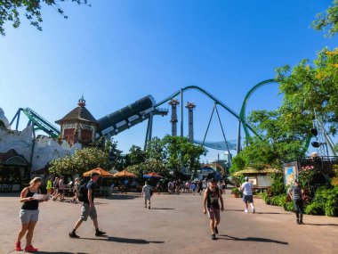 Orlando, Florida, ABD - 10 Mayıs 2018: Incredible hulk coaster, Macera Adası, Universal Studios Orlando. Universal Studios Orlando bir tema parkı olduğunu