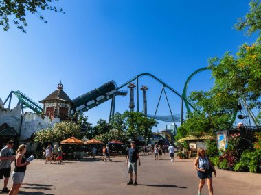 Orlando, Florida, ABD - 10 Mayıs 2018: Incredible hulk coaster, Macera Adası, Universal Studios Orlando. Universal Studios Orlando bir tema parkı olduğunu