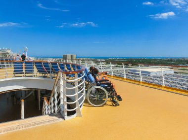 Cape Canaveral, Amerika Birleşik Devletleri - 29 Nisan 2018: Cruise gemisi veya gemi Oasis Royal Caribbean tarafından denizlerin üst güverte