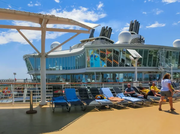 Cape Canaveral, USA - April 29, 2018: The upper deck at cruise liner or ship Oasis of the Seas by Royal Caribbean — Stock Photo, Image