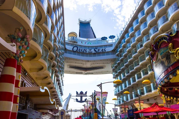 Мис Канаверал, США - 04 травня 2018: The Boardwalk, Aqua театру амфітеатрі на круїзний лайнер або судно, Оазис морів, Royal Caribbean — стокове фото