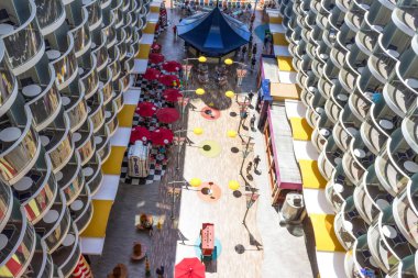 Cape Canaveral, Amerika Birleşik Devletleri - 29 Nisan 2018: Boardwalk cruise liner ya da gemi Oasis Royal Caribbean tarafından denizlerin