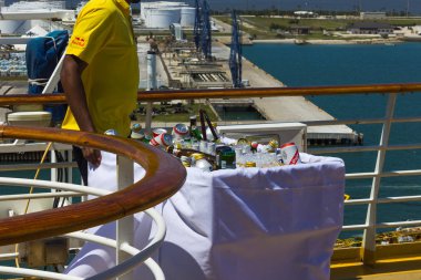 Cape Canaveral, Amerika Birleşik Devletleri - 29 Nisan 2018: Lüks yolcu gemisi Oasis Royal Caribbean tarafından denizlerin alkollü ve alkolsüz içecekler ile garson.