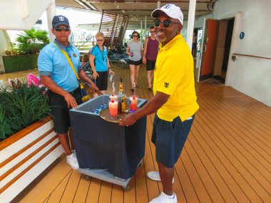 Cape Canaveral, Amerika Birleşik Devletleri - 29 Nisan 2018: Lüks yolcu gemisi Oasis Royal Caribbean tarafından denizlerin, alkollü içecekler ile Garsonlar.