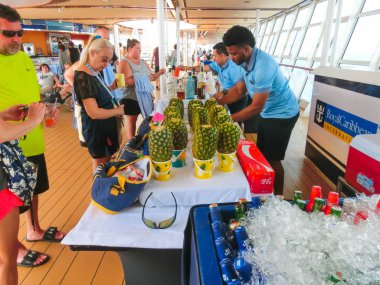 Cape Canaveral, Amerika Birleşik Devletleri - 29 Nisan 2018: Lüks yolcu gemisi Oasis Royal Caribbean tarafından denizlerin, alkollü içecekler ile Garsonlar.
