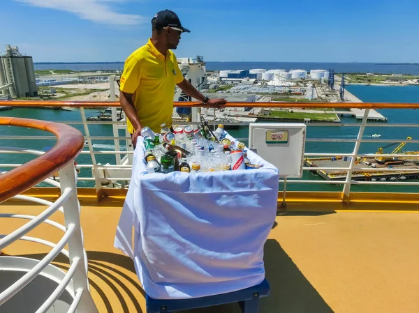 Cape Canaveral, Usa - 29 April 2018: Kyparen med alkoholhaltiga drycker på lyxiga kryssningsfartyg oas av haven av Royal Caribbean. — Stockfoto