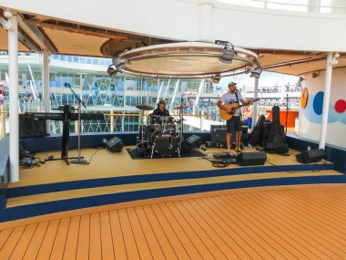Cape Canaveral, Amerika Birleşik Devletleri - 30 Nisan 2018: Cruise gemisi veya gemi Oasis Royal Caribbean tarafından denizlerin müzikal Caz Orkestrası ile üst güverte