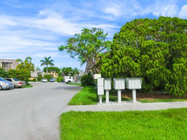 Tipik Southwest Florida ev palmiye ağaçları ile kırsal kesimde, tropikal bitkiler ve çiçekler. Palm Springs içinde Palm Beach County, Florida, Amerika Birleşik Devletleri bir köydür,