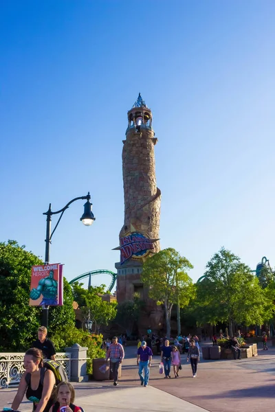 Orlando, Florida - 09 de mayo de 2018: Universal studios city walk. Faro, entrada a Islas de Aventura en Orlando — Foto de Stock