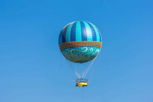 Heißluftballons fliegen am blauen Himmel — Stockfoto