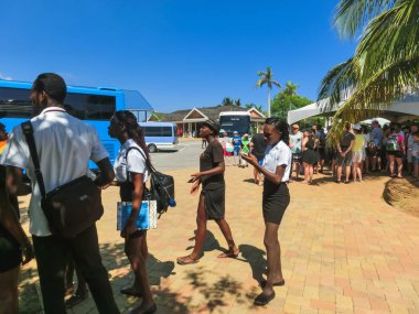 Falmouth, Jamaika - 02 Mayıs 2018: Turistler için adanın bir otobüs turu başlangıcı hazırlanıyorlar