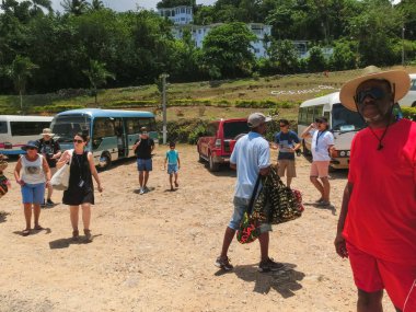 Falmouth, Jamaika - 02 Mayıs 2018: turistlere Hediyelik eşya satan sokak satıcıları