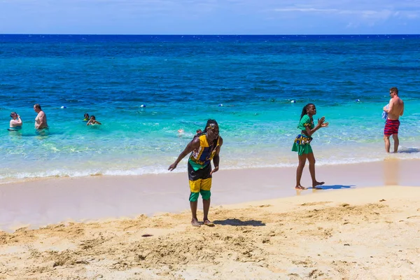 Falmouth, Jamaica - 02 de mayo de 2018: La actuación de la gente local en Bamboo Beach en Jamaica —  Fotos de Stock