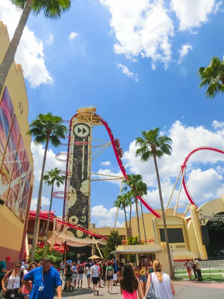 ORLANDO, FLORIDA, Yhdysvallat - toukokuu 08, 2018: The people going near Roller coaster Rock it at Universal Studios park — kuvapankkivalokuva