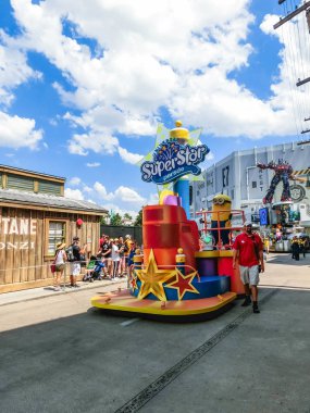 Orlando, Amerika Birleşik Devletleri - 8 Mayıs 2018: Universal Studio Park Tarih 8 Mayıs 2018 sanatçılar ile büyük geçit.