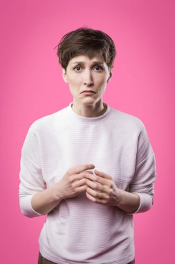 Neden öyle. Güzel kadın varoluş portre trendy pembe studio backgroud izole.