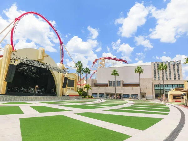 ORLANDO, FLORIDA, EUA - MAIO 08, 2018: As pessoas que se aproximam da montanha-russa Rock it at Universal Studios park — Fotografia de Stock