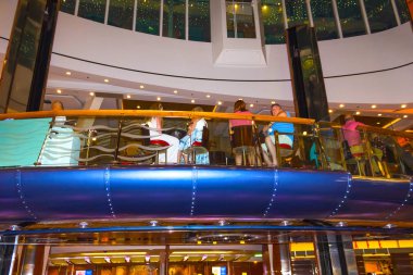 Cape Canaveral, Amerika Birleşik Devletleri - 30 Nisan 2018: Cruise liner Oasis Royal Caribbean tarafından denizlerin hareketli barda