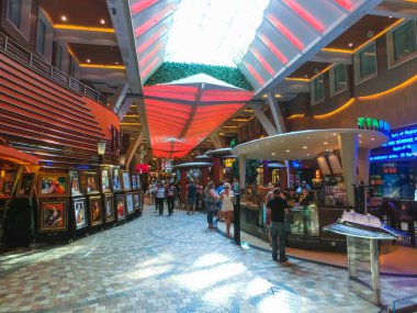 Cape Canaveral, Amerika Birleşik Devletleri - 30 Nisan 2018: Yolcu cruise liner Seas Oasis Royal Caribbean tarafından 30 Nisan 2018 üzerinde olacak. Gemi ile Çeşme interier