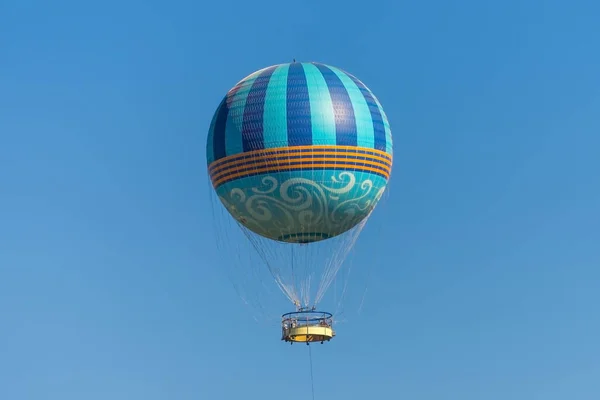 Horkovzdušné balóny létání na modré obloze — Stock fotografie