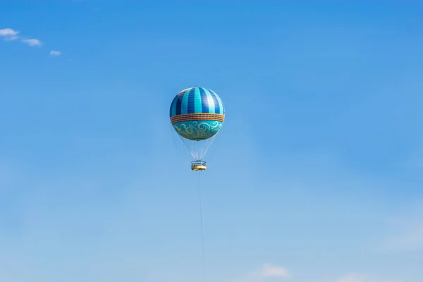 Heißluftballons fliegen am blauen Himmel — Stockfoto