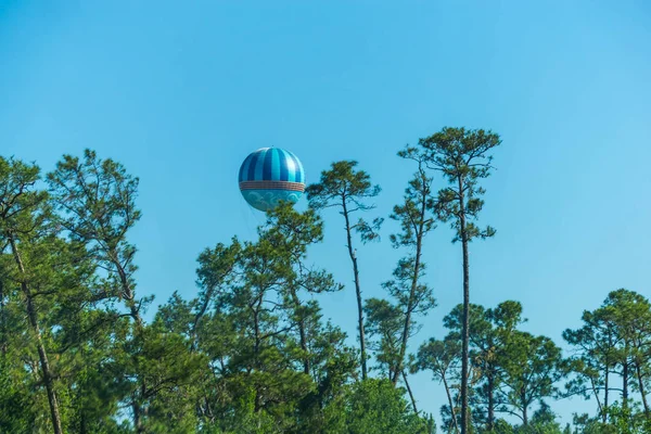 Globos de aire caliente volando en el cielo azul —  Fotos de Stock