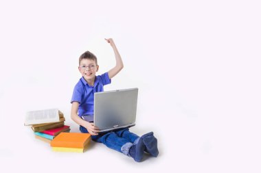 Kitaplar ile oturma ve tipik dizüstü klavye üzerinde sevimli öğrenci portresi