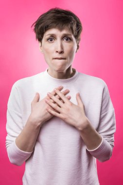 Neden öyle. Güzel kadın varoluş portre trendy pembe studio backgroud izole.