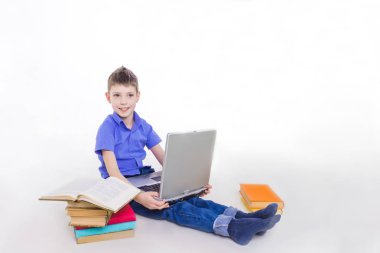 Kitaplar ile oturma ve tipik dizüstü klavye üzerinde sevimli öğrenci portresi