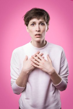 Neden öyle. Güzel kadın varoluş portre trendy pembe studio backgroud izole.