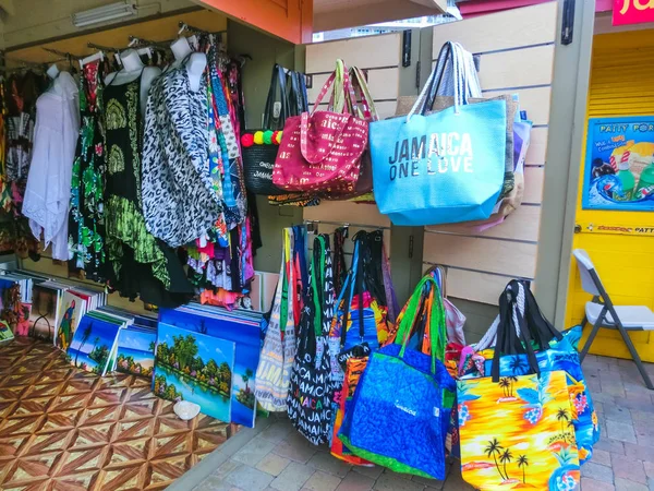 Falmouth, Jamaica - 02 de mayo de 2018: Vendedores ambulantes que venden souvenirs a turistas — Foto de Stock