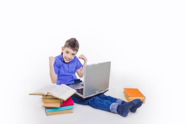 Kitaplar ile oturma ve tipik dizüstü klavye üzerinde sevimli öğrenci portresi