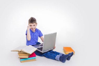 Kitaplar ile oturma ve tipik dizüstü klavye üzerinde sevimli öğrenci portresi