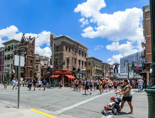 Orlando, florida, usa - 10. Mai 2018: die Menschen im park universal studios. orlando ist ein Themenpark in orlando, florida. — Stockfoto