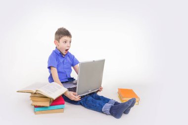 Kitaplar ile oturma ve tipik dizüstü klavye üzerinde sevimli öğrenci portresi