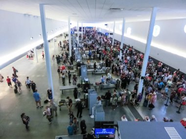 Cape Canaveral, Amerika Birleşik Devletleri - 29 Nisan 2018: Turist veya kişi ayakta gemi veya cruise liner veya gemi Seas Oasis Royal Caribbean tarafından gitmek için