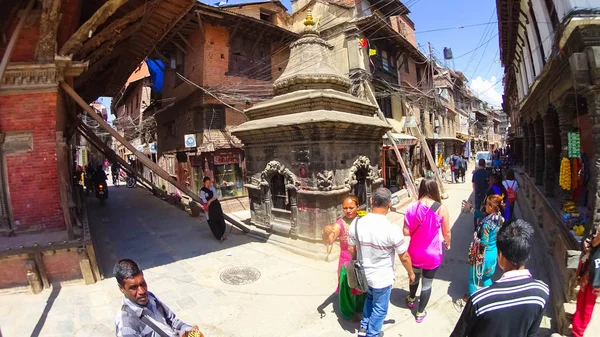 Patan, Nepál - 2018. április 13.: Fő utca-Patan, ősi város a Kathmandu völgyben haladó. — Stock Fotó
