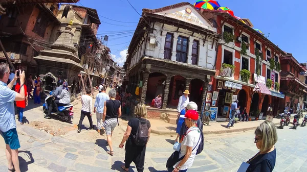 Patan, Nepál - 2018. április 13.: Fő utca-Patan, ősi város a Kathmandu völgyben haladó. — Stock Fotó